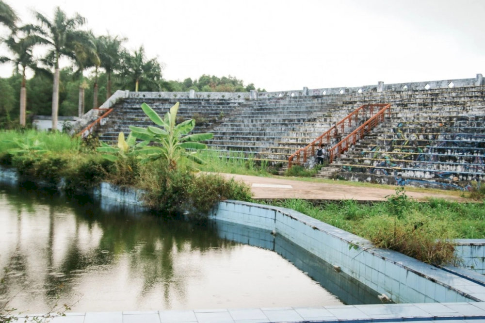 Strolling through the area allows you to picture the lively displays of water, light, and music that once took place here